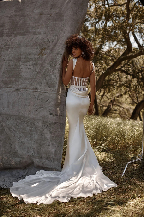 De trouwjurk Indu van Katherine Tash, kant, zijde satijn 