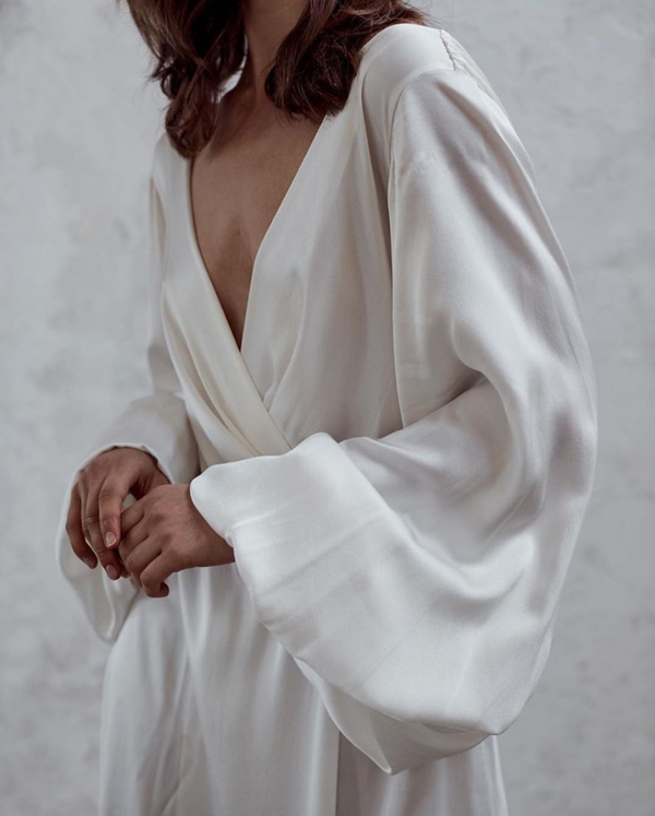 Luna Bea dromerige zijden trouwjurk La Lune, met lange mouwen.