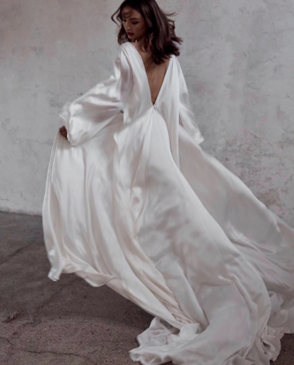 Luna Bea dromerige zijden trouwjurk La Lune, met lange mouwen.