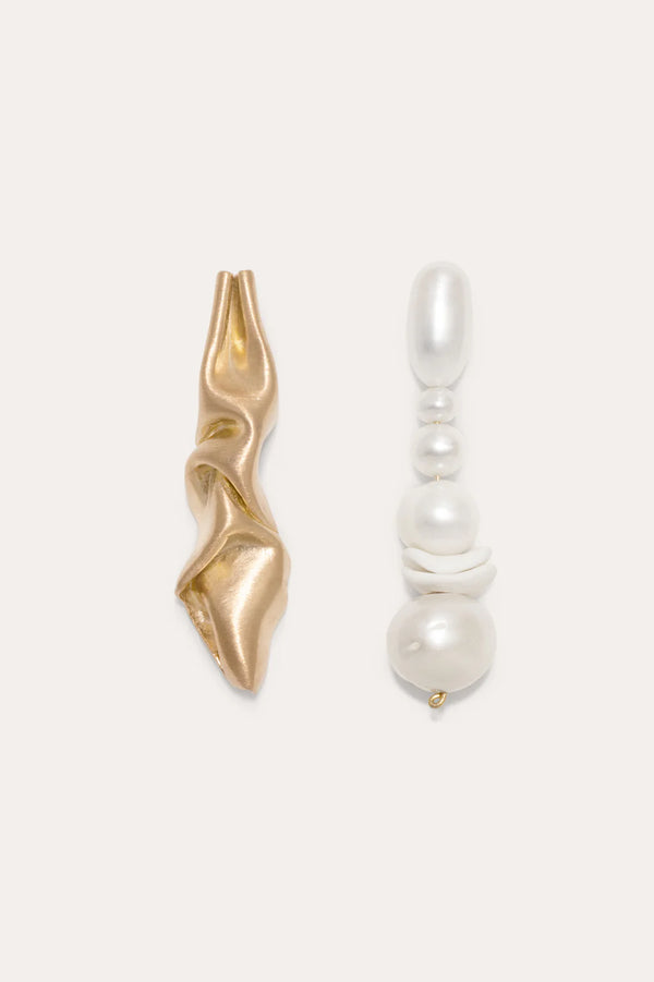 Gouden en parels lange moderne oorbellen, Notsobig Crumple, van Completedworks