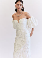 Trouwjurk Anouk van Prea James Bridal. Een minimalistische trouwjurk gemaakt van jacquard. 