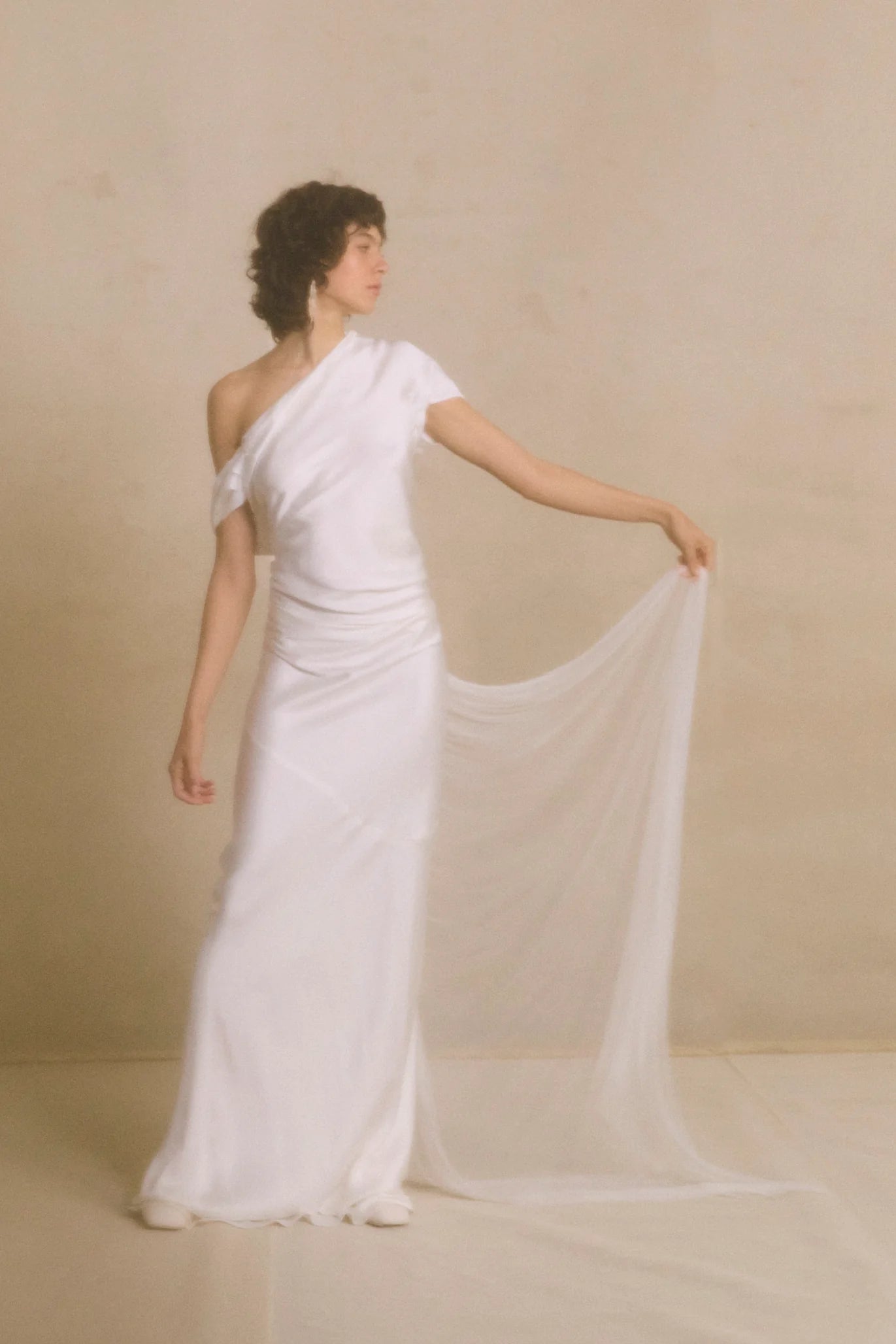 Rouge trouwjurk van Cortana. Zijde satijnen trouwjurk. Exclusief verkrijgbaar in Nederland