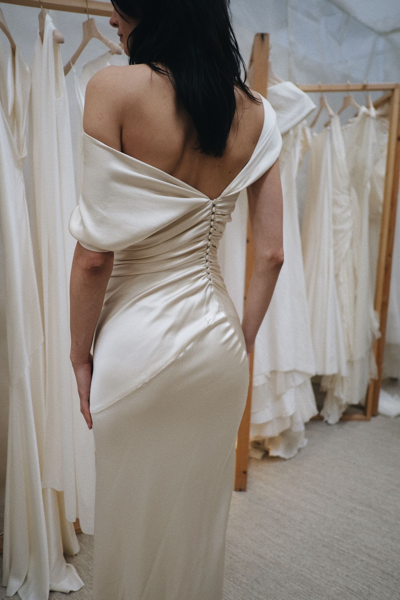 Rouge trouwjurk van Cortana. Zijde satijnen trouwjurk. Exclusief verkrijgbaar in Nederland