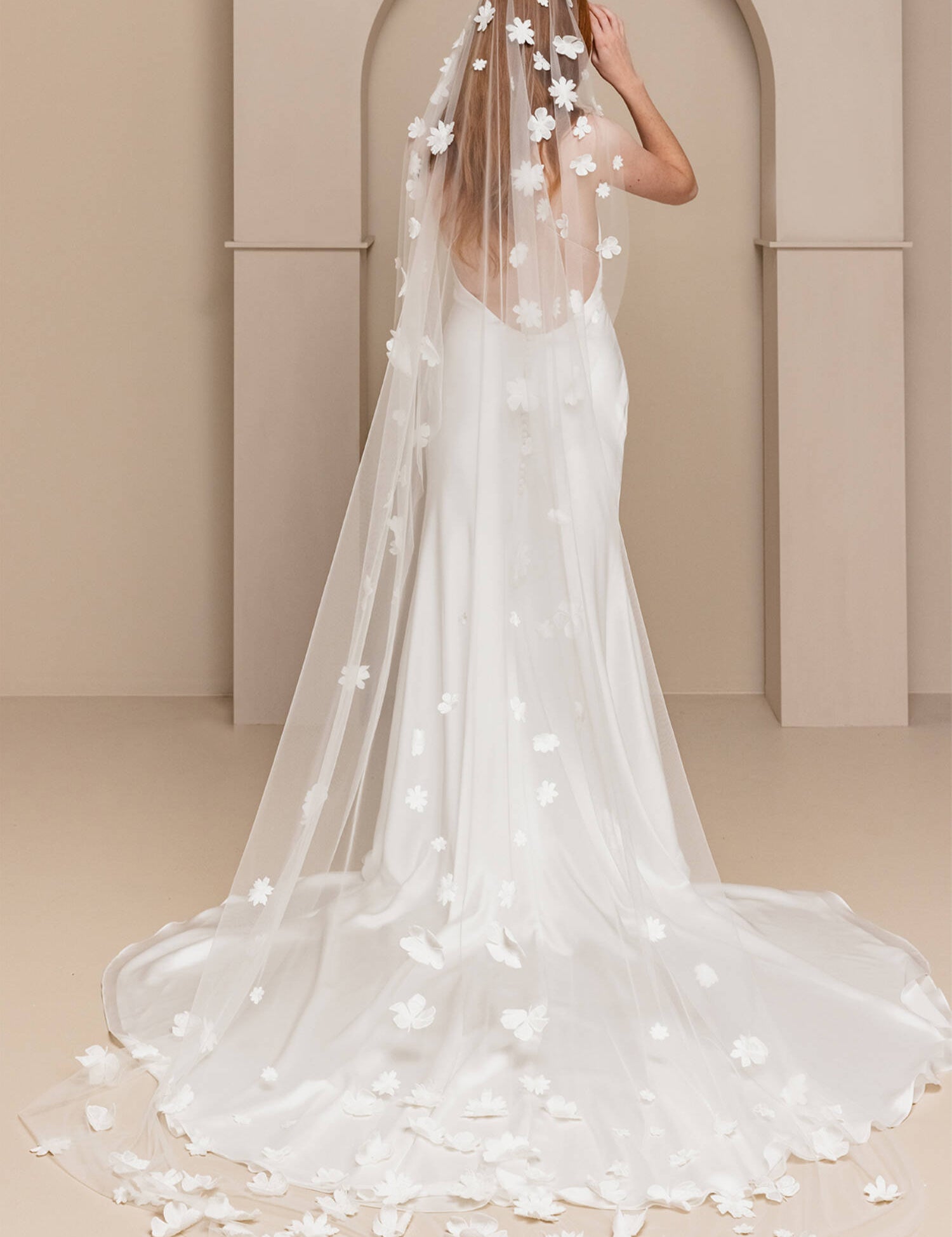 Rue-De-Seine-Bridal_Wedding-Dress_Veils_Cora_OffWhite_1_2023-08-24-005130_drgd.jpg
