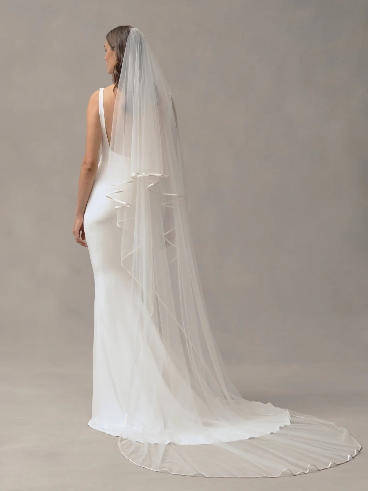 Satin trim veil van Alexandra Grecco