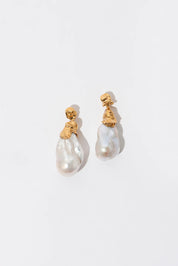 Les Mères Classic Pearl Earrings